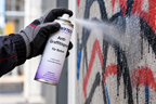 Anti-Graffitispray in Anwendung auf Betonwand